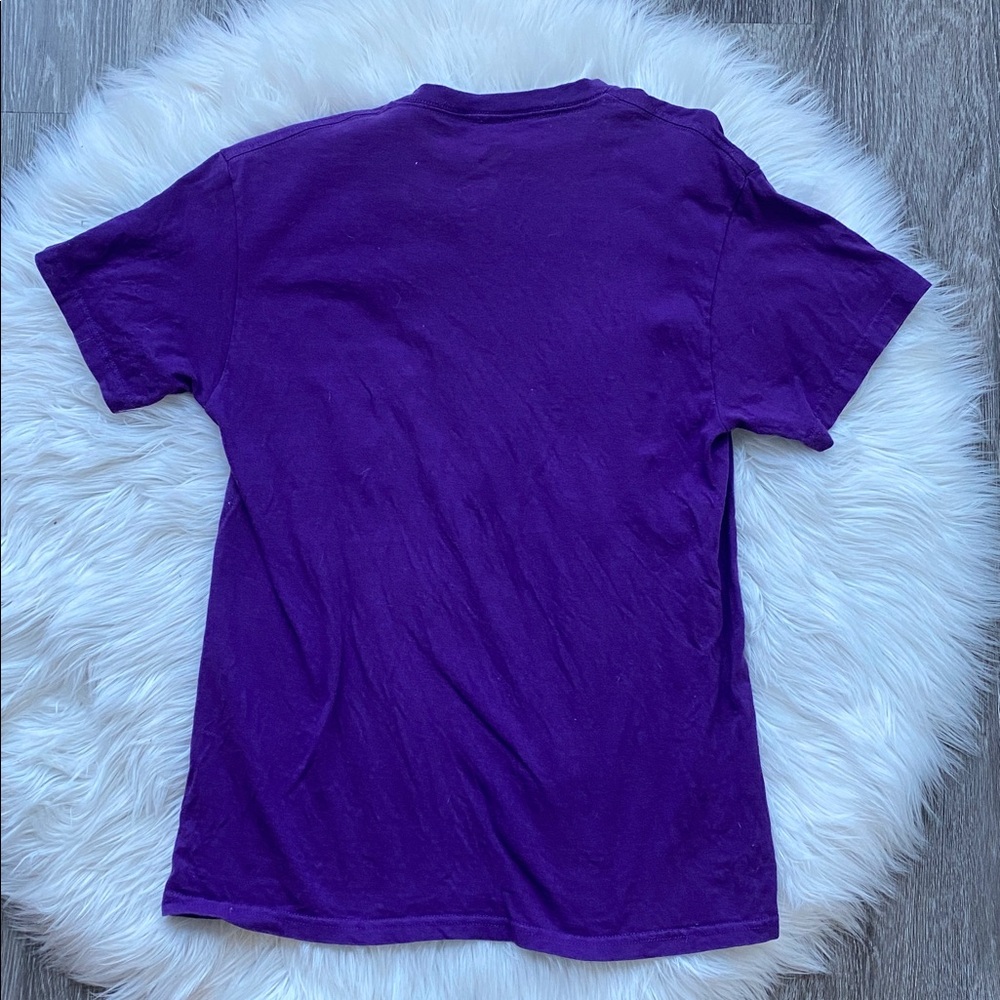 SOLD ‼️2 FOR $28 | Early 2000s DC Purple Graphic Tee - Picture 5 of 6